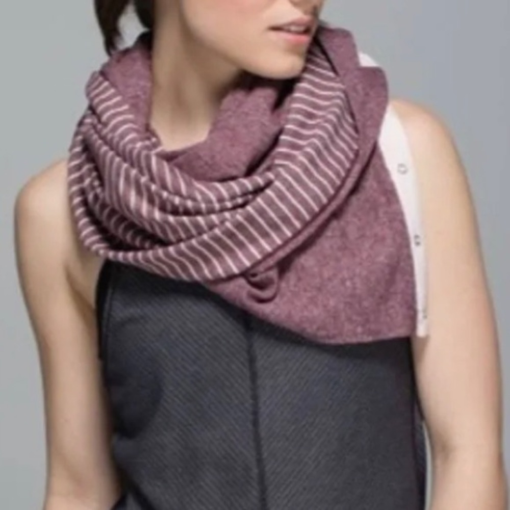 Lululemon Vinyasa reversible scarf in heathered mauve